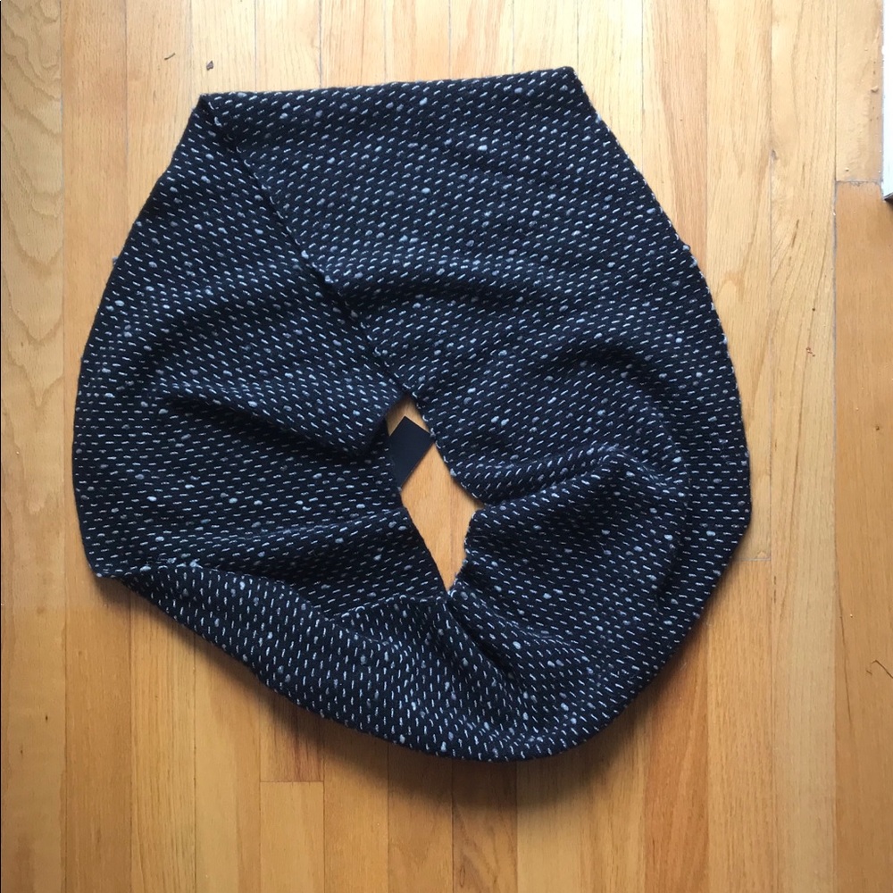 Black & White circle scarf